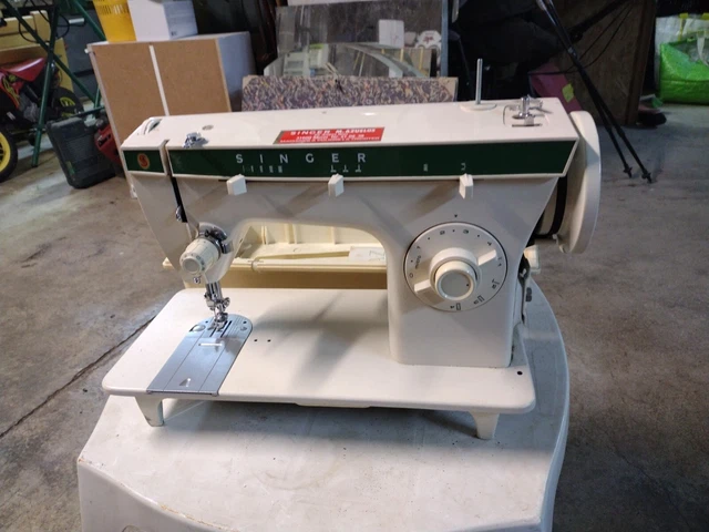 Machine à coudre ancienne Singer 221K