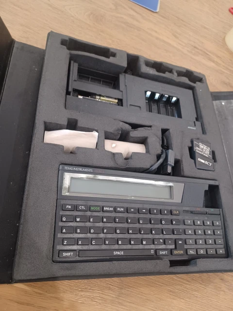 Calculatrice Vintage Texas Instruments TI-82 – Boîtier Noir – 1999 – Occasion Fonctionnelle