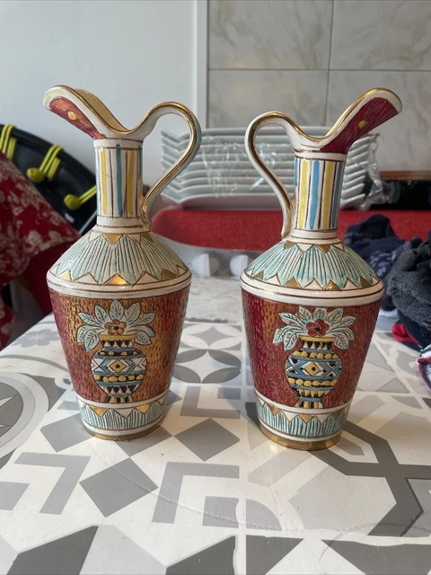 Paire De Vases Ou Pichet En Porcelaine Signés