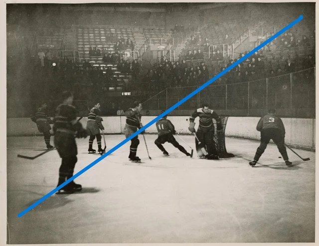 1940 CANADIAN ARMY ice Hockey team RCHA v Greyhounds at harringay ice ...
