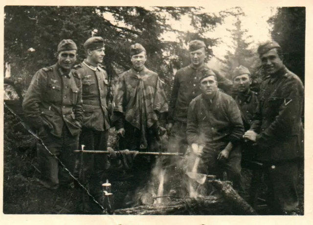 Foto, 2.WK. Wehrmacht, Karelien 1941: Vormarsch - Ruhepause am Feuer (MB)21384