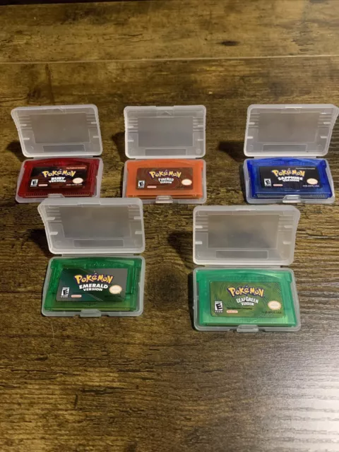 GBA Game Pocket Monster Game Cards Gameboy cartucho compatível com Pokemon  Emerald Ruby Sapphire FireRed LeafGreen versão com GBM/GBA/SP/NDS/NDSL (5  peças) : : Games e Consoles