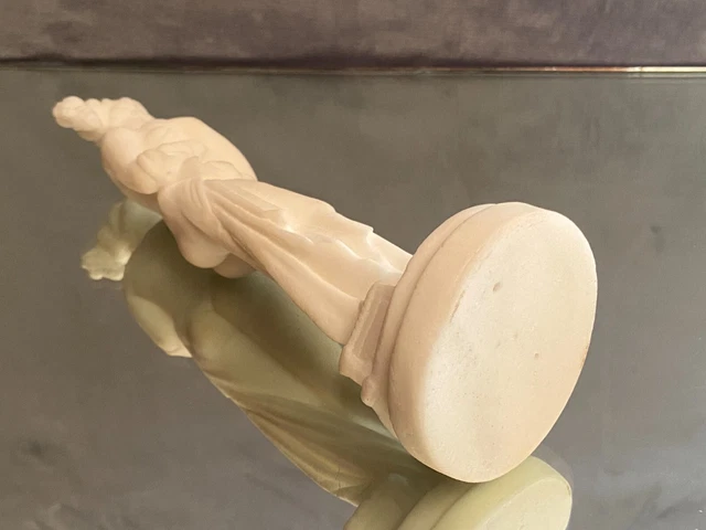 Sculpture en albâtre à la femme à l'Antique signée A. Santini 8