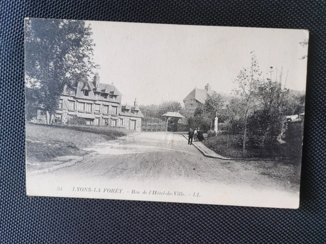 CPA 27 LYONS-LA-FORET - Rue de l'Hôtel de Ville