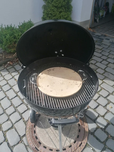 WEBER MASTER TOUCH GBS  57 CM BLACK ANSEHEN MIT PIZZASTEIN und WEBER HALTER LOOK 7