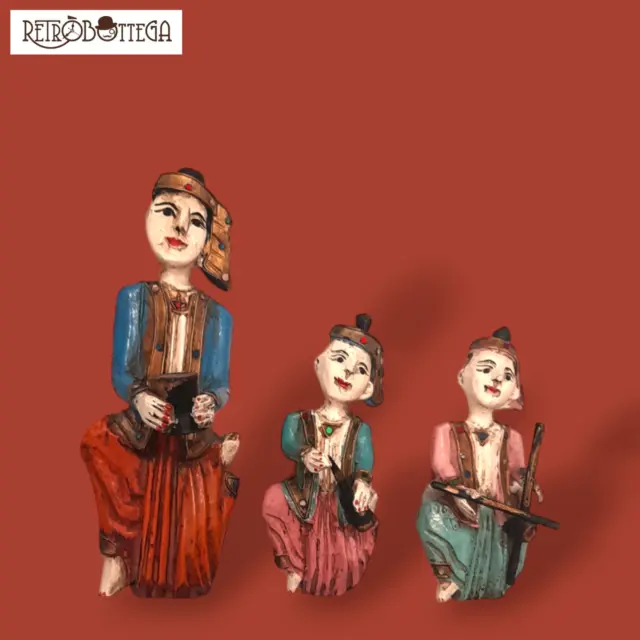 Trío musical de intérpretes birmanos en madera finamente tallada y pintada...