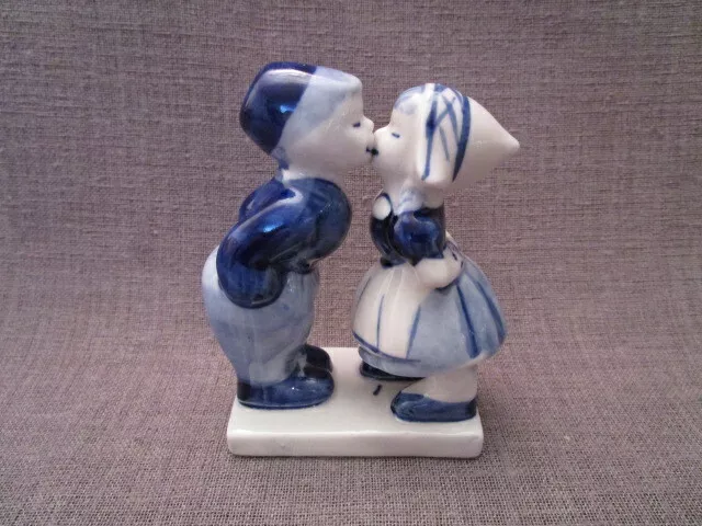 Petit couple s'embrassant en faïence de Delft