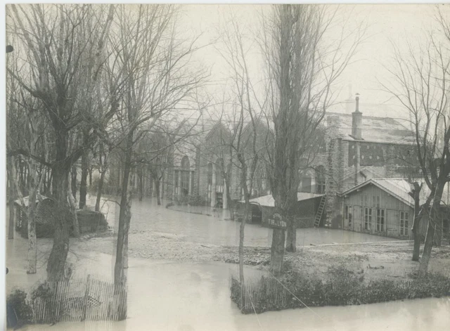 France, Inondations de 1910 à Lyon. Ancien Stand de Tir  Vintage silver print.