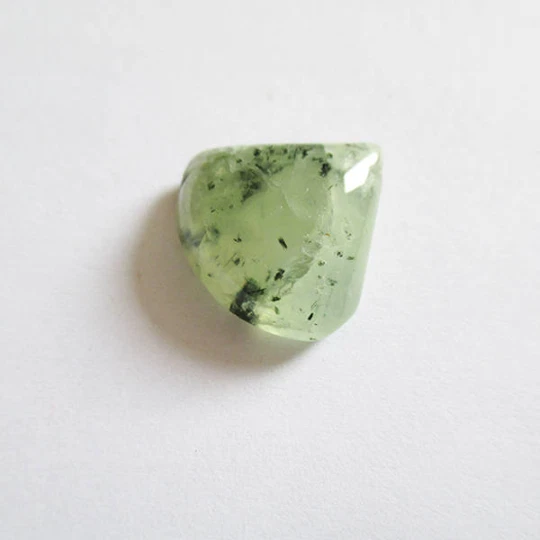 Préhnite cabochon pierre fine 18x18x7mm gemme multicolore reiki chakra plexus
