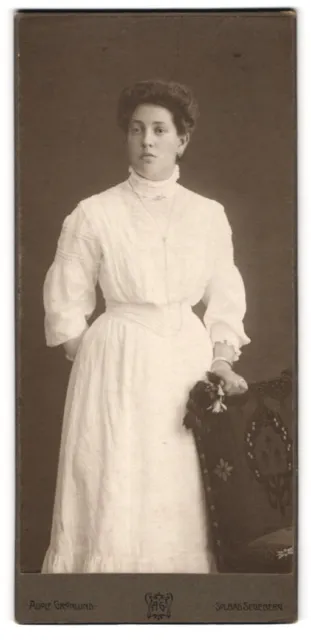 Fotografie Adolf Grönlund, Bad Segeberg, Junge Dame in weißer Kleidung