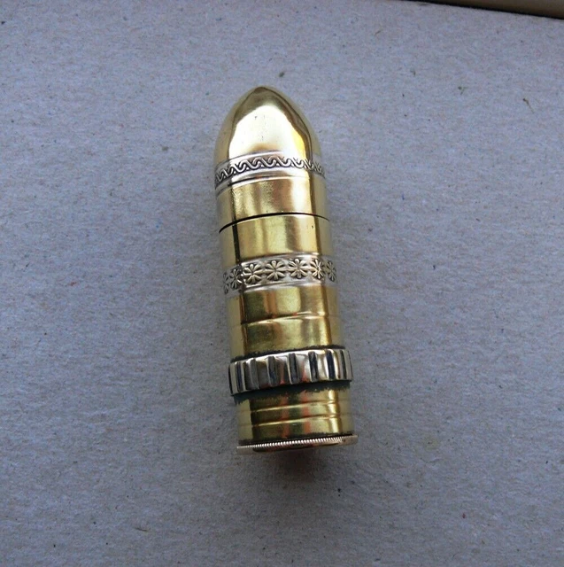 vieux briquet à essence. Laiton. Placage d'argent