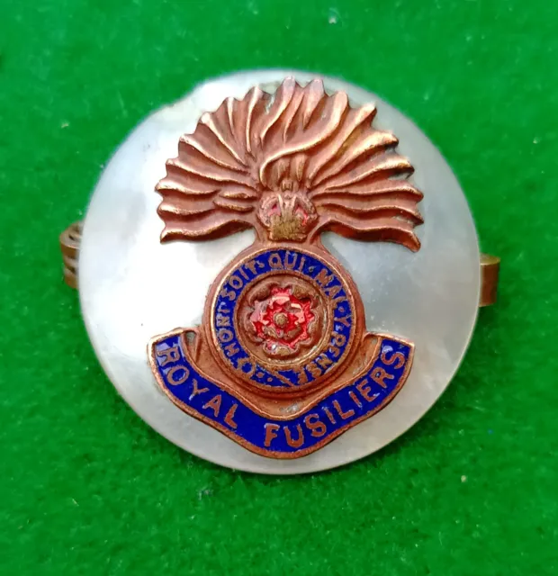 WW1 Royal Fusiliers enamel sweetheart badge