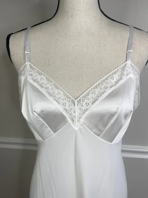 Vintage Vanity Fair white lace full slip Silky nylon size 38 sexy