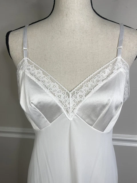 Vintage Vanity Fair white lace full slip Silky nylon size 38 sexy