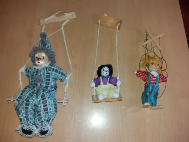 Zwei Harlekins Clown und eine Marionette Dekofiguren