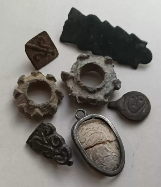 lot de monnaies gauloises . Fusaïoles , objets médiévaux , époques diverses . lot de monnaies gauloises . Fusaïoles , objets médiévaux , époques diverses .
