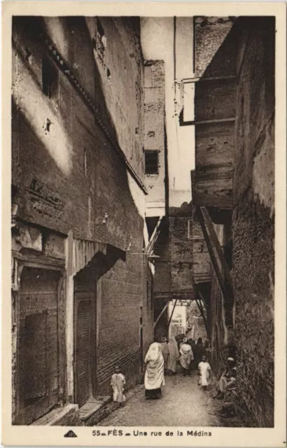 CPA AK FEZ une rue de la Médina MAROC (24349)