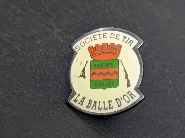 Insigne Badge émaillé - Société De Tir De Valliquerville (Seine Maritime)