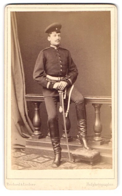 Fotografie Reichard & Lindner, Berlin, Markgrafen-Straße 40, Portrait Soldat in