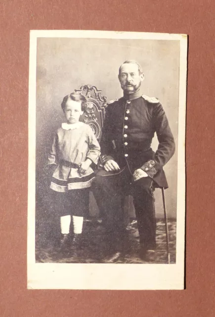 CDV um 1870 +++ OFFIZIER mit ERINNERUNGSKREUZ 1866 +++ Epauletten Orden