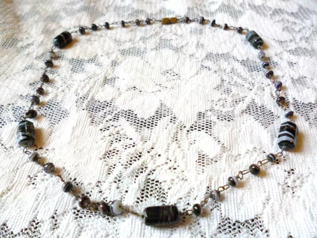Joli collier perles pâte de verre noires blanches et marron