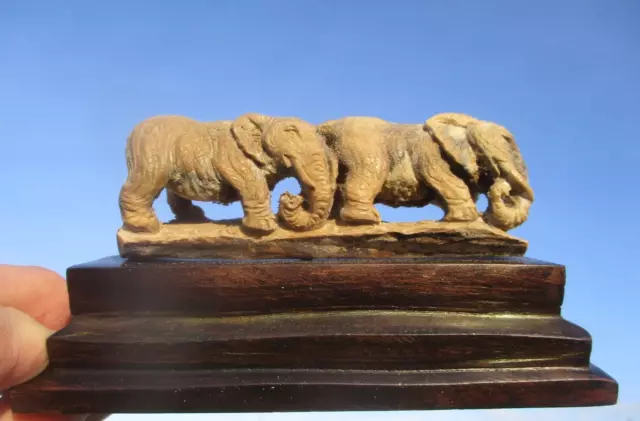 Elefant , Elefanten - Gruppe aus Hirschhorn geschnitzt auf Holzsockel !