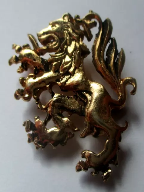 Ancienne Broche couleur or armoiries lion fermoir à pompe bijou vintage 5324 3
