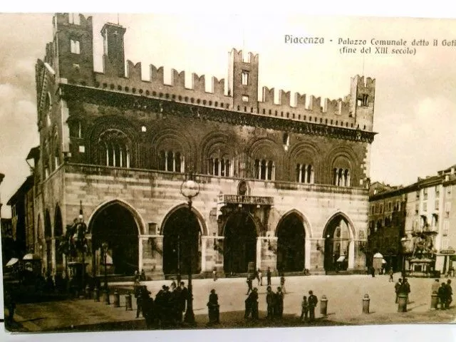 Piacenza / Italien. Palazzo Comunale detto il Gotico. Alte AK s/w.ungel. ca 1920