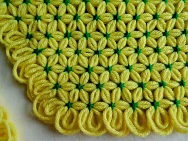 4 Hexagon Yellow green DAISY Loom PLACEMATS plus 1 Trivet hot plate mat vintage