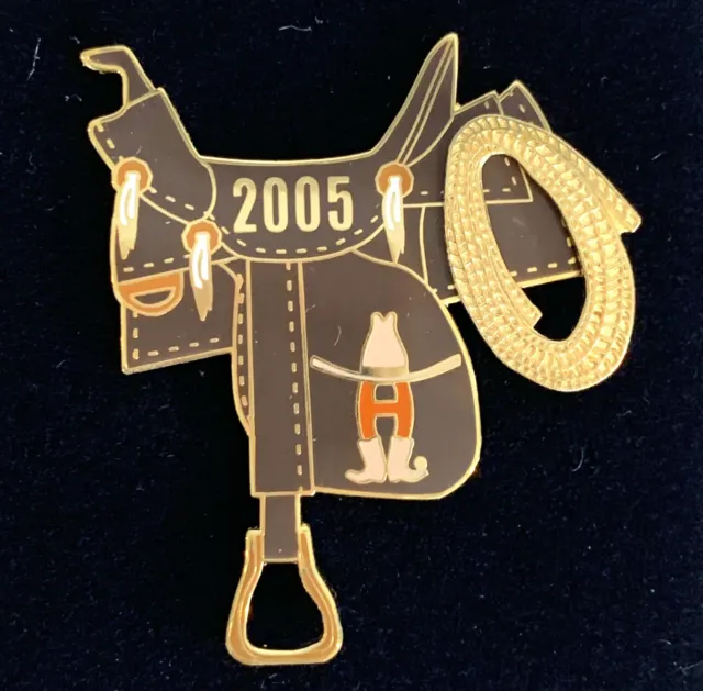 Houston Livestock Show and RODEO Lapel Pin Saddle w/ moveable Lasso 2005 ***NEW