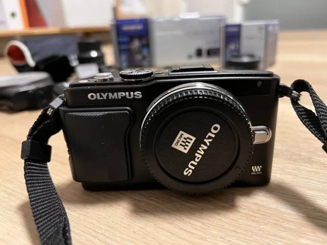 Olympus PEN E-PL5 Systemkamera - Schwarz (Kit mit 3 Objektiven und Zubehörpaket)