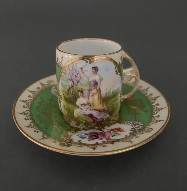 Tasse et sous-tasse en porcelaine XIXe décor floral et romantique H5482