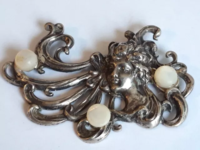 Pendentif Art-Nouveau en Métal argenté et Perles de Nacre, "Femme Fleur"