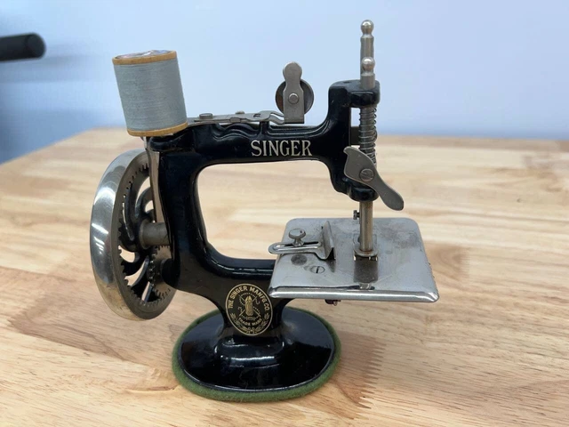 Antique Singer Handcrank Salesman Sample. Miniature Sewing Machine. Very Rare.