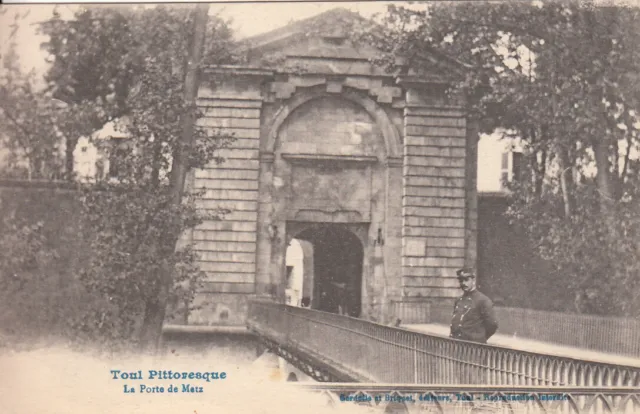 Carte postale ancienne MEURTHE-ET-MOSELLE TOUL la porte de Metz gendarme timbrée