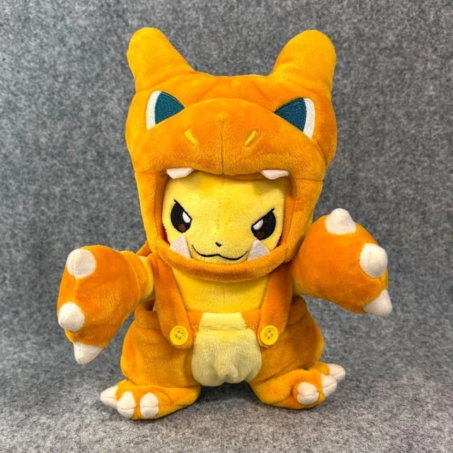 POKEMON PIKACHU PELUCHE con Disfraz Charizard 22cm Pokemon Center