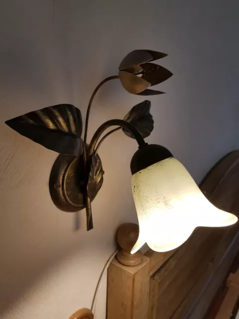 Wandlampe Glaskelche Blüten, grün goldenes Gestell