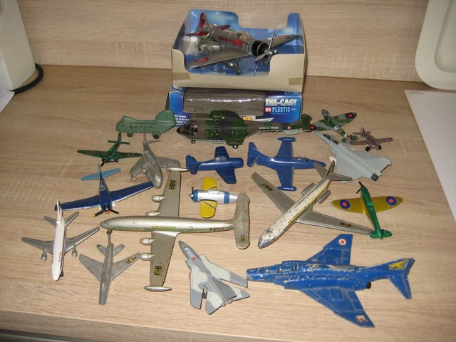 Lot De Véhicules Militaires Miniatures Dinky Toys & Solido - Échelle 1:43 - Occasion