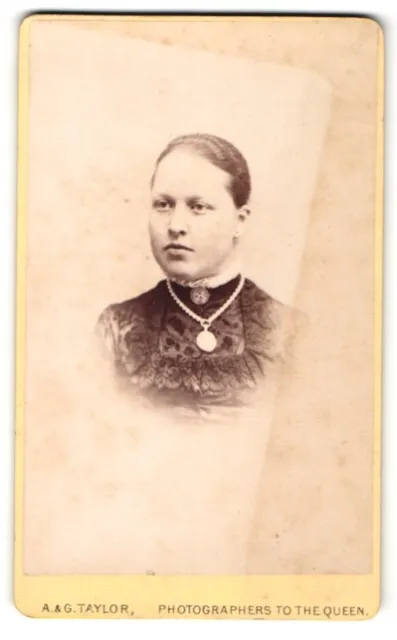 Fotografie A. & G. Taylor, Brighton, Portrait junge Frau mit zurückgebundenem H