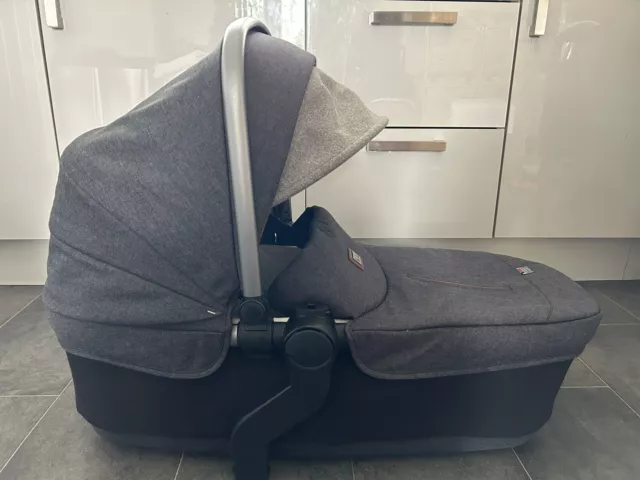 Carrycot plateado de onda cruzada en granito con capucha, delantal, colchón y revestimiento