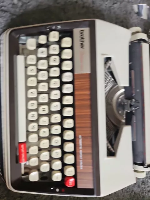 Máquina de escribir vintage Brother Deluxe 1350 en estuche 3