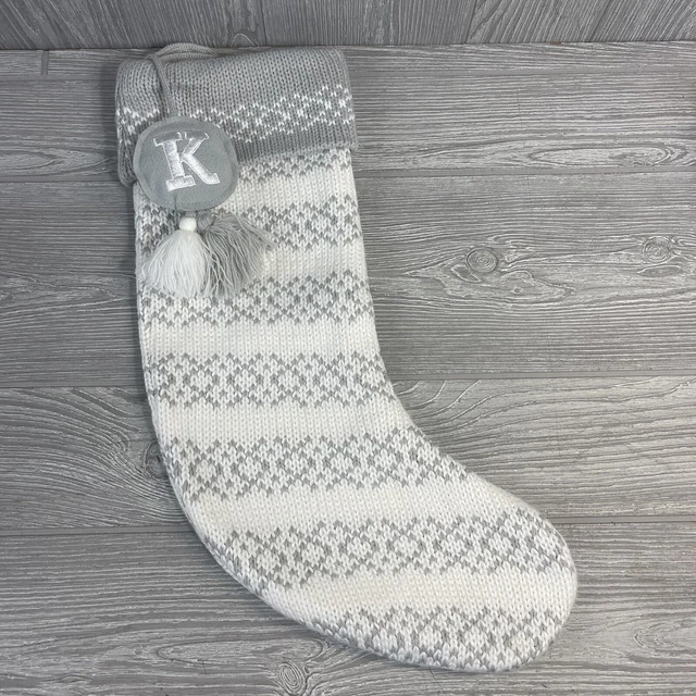 MEDIA DE NAVIDAD DE PUNTO BLANCO Y GRIS Wondershop At Target 18" CARTA DE MONOGRAMA ""K"" BLANCA Y GRIS