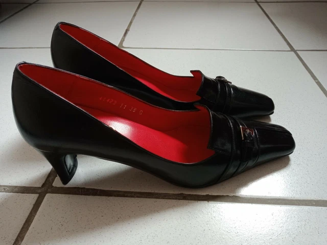 Chaussures escarpins, noires,  taille 38 cuir. Neuves, jamais portées