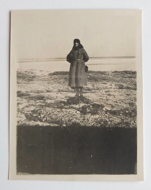 Belle jeune femme allongée sur la plage et souriant Photo Stock - Alamy