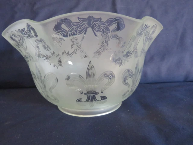 ANTIQUE FLEUR-DE-LIS ETCHED GLASS GAS/ OIL LAMP SHADE W/ 4" fitter