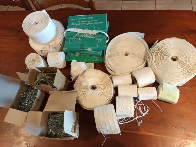 lot de materiel de tapissier /  plusieurs rubans fronceur et agrafes a rideau