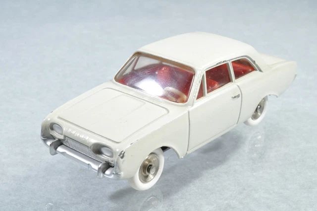DINKY TOYS (ancien, made in France) -Ford Taunus REF : 559 DINKY TOYS (ancien, made in France) -Ford Taunus REF : 559