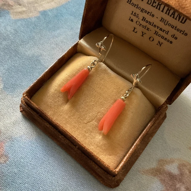 Boucles D'oreilles Anciennes En Argent Massif Et Corail Sculpté