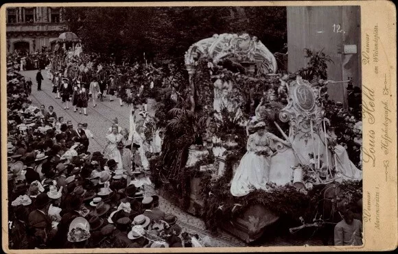 Foto Jena in Thüringen, Historischer Festzug, geschmückter Festwagen - 10656806