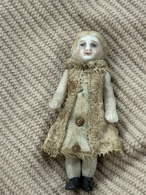 Mignonnette Ancienne En Biscuit - Bouche Fermée - 9,5 Cm - Figurine Vintage